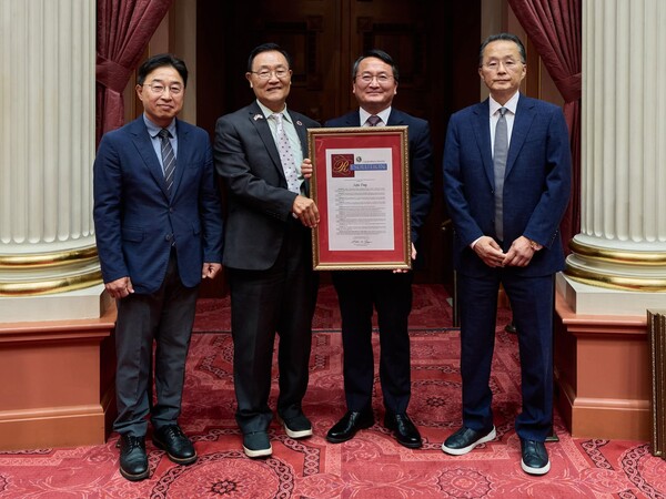 소주의 날 선포문을 들고 기념촬영.(오른쪽부터 김한일 샌프란시스코 베이지역 한인회장, 임정택 주샌프란시스코 총영사, 최석호 주상원의원, 김경동 롯데칠성 미국법인장)