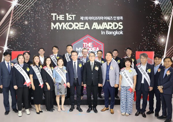 The 1st MYKOREA Awards in Bangkok 시상식이 해외에서는 최초로 열렸다. 윤두섭 조직위원장(사진 중앙왼쪽), 박용민 주태국대한민국대사(중앙 오른쪽)